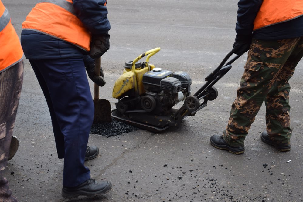 14 участков дорог ремонтируют в Ульяновске холодным асфальтом