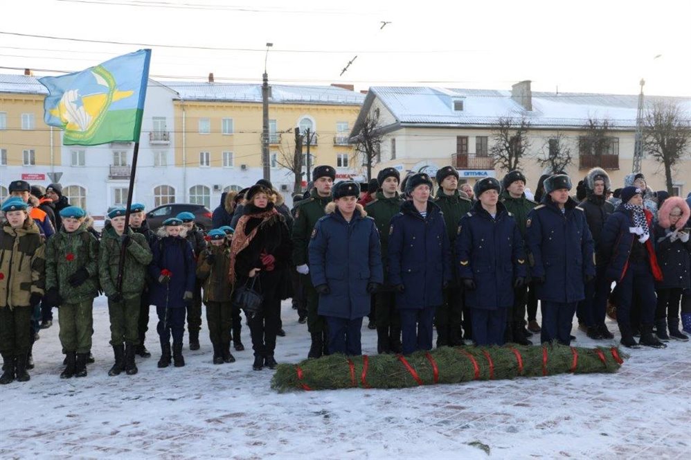 В Коврове ульяновские десантники провели уроки мужества и возложили цветы к Вечному огню