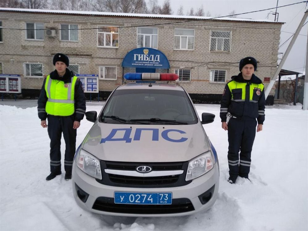 Ульяновские инспекторы помогли водителю иномарки выбраться из кювета