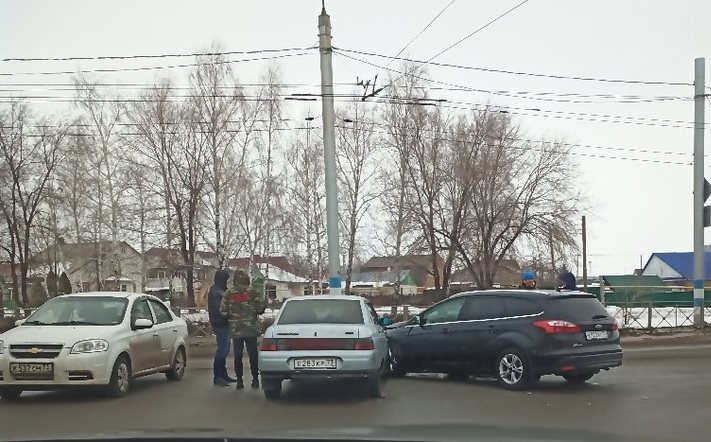 В Заволжье столкнулись иномарка и ВАЗ