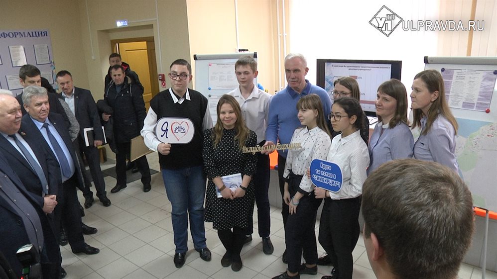 На открытии «Симбирцита» рукодельницы подарили губернатору вышитый бисером герб РФ