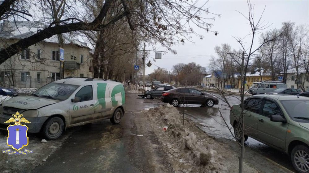 Водитель «Ларгуса» устроил ДТП на проспекте Нариманова