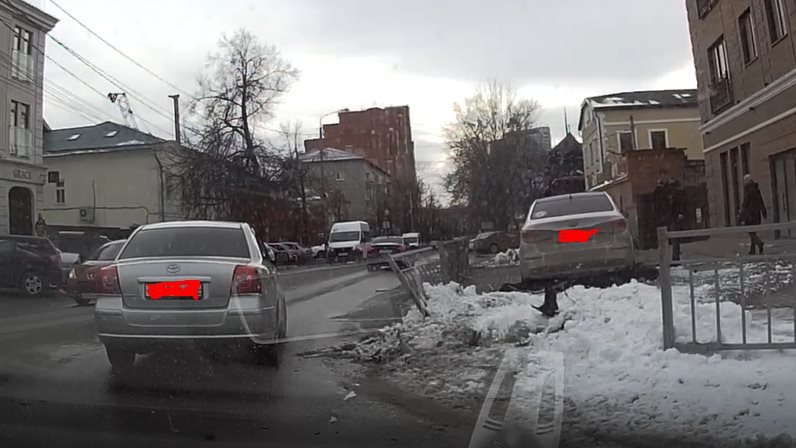 В центре Ульяновска столкнулись два автомобиля. Один из них отлетел на ограждение