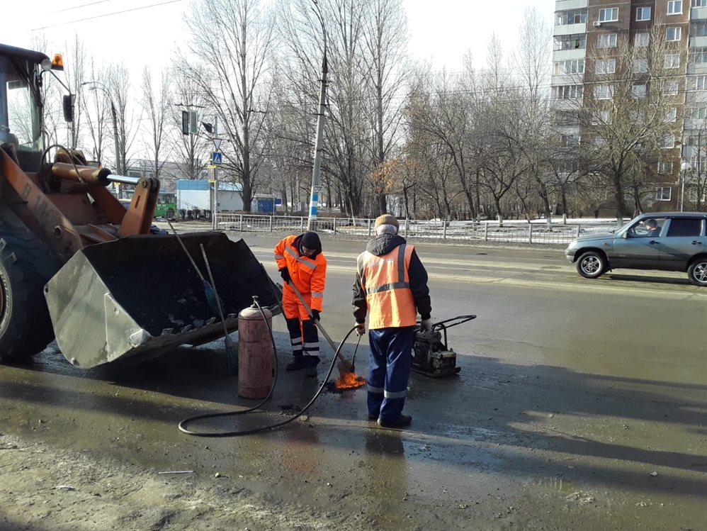 Ульяновские дорожники ремонтируют улицы города холодным асфальтом