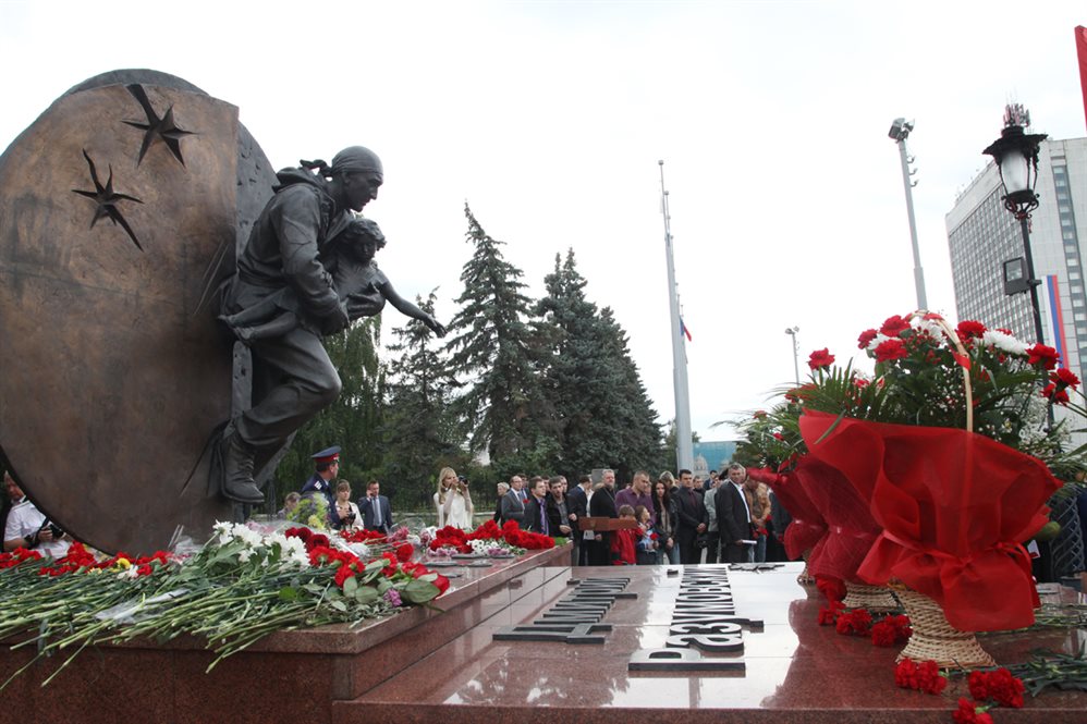 Увековечили память героя. Беслан памятник Дмитрию Разумовскому. Беслан памятник Дмитрию Разумовскому в Ульяновске.