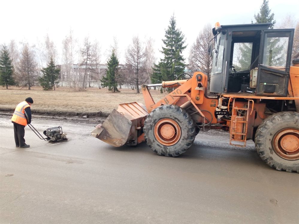 Дорожники устраняют ямы на девяти улицах Ульяновска