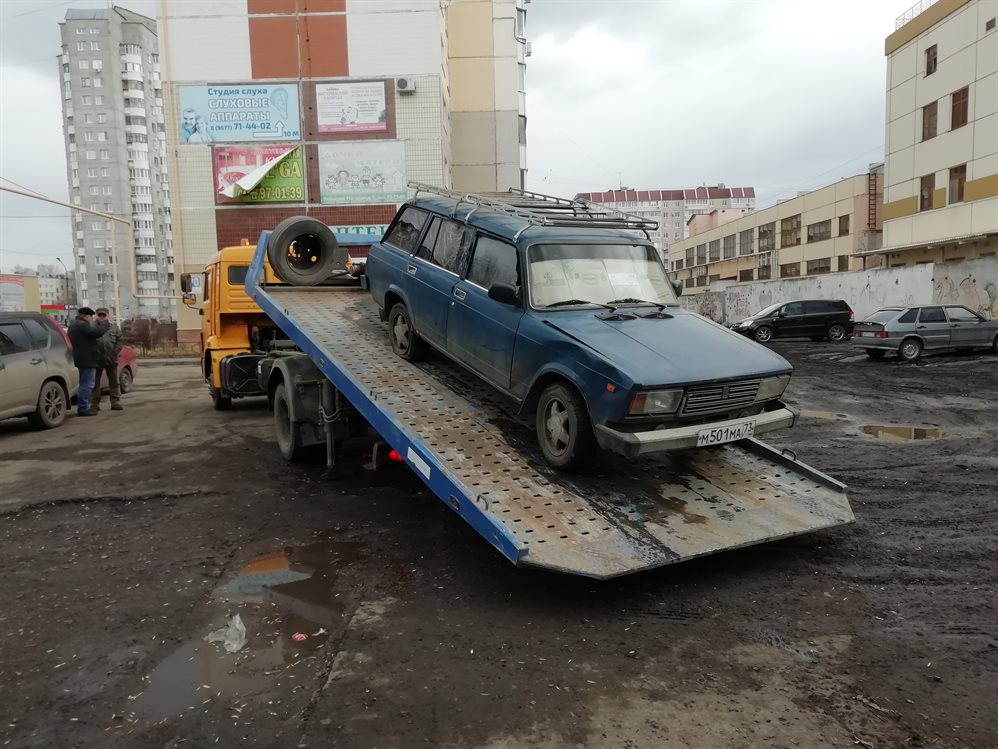 С улицы Рябикова эвакуировали два брошенных автомобиля