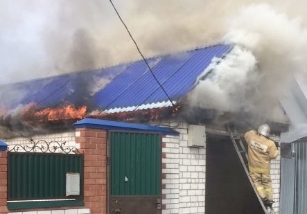 В Ишеевке сгорел гараж