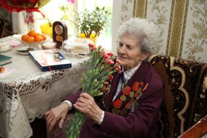 Ульяновские следователи поздравили с 97-летием ветерана Великой Отечественной войны и коллегу Антонину Червякову