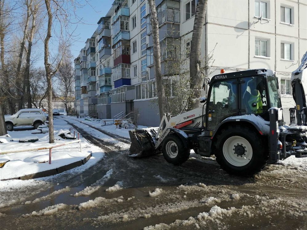 В Ульяновске дорожные службы очищают город после снегопада