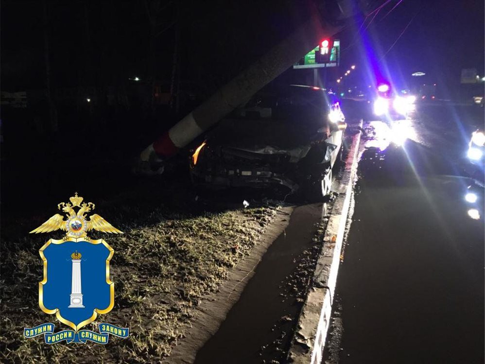 На Московском шоссе пьяный водитель за рулём «Мерседеса» протаранил «Киа» и врезался в столб