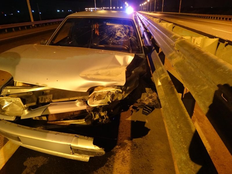 В Карсунском районе водитель без прав влетел в отбойник. Пассажир погиб