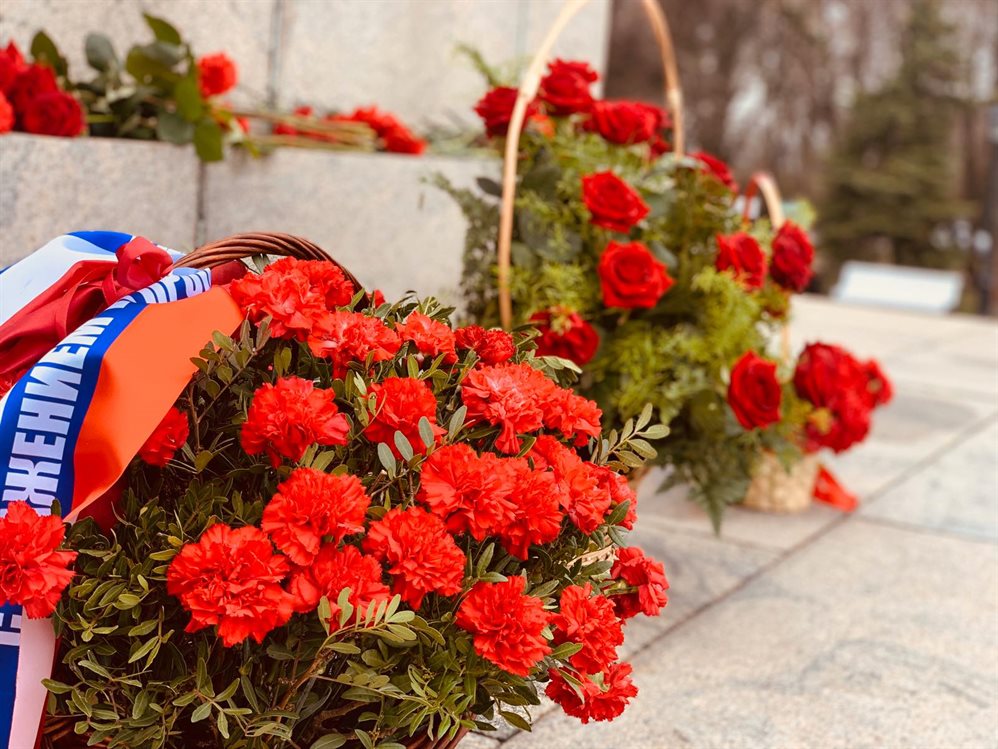 Первые лица области и города Ульяновска возложили цветы к памятнику Ленина