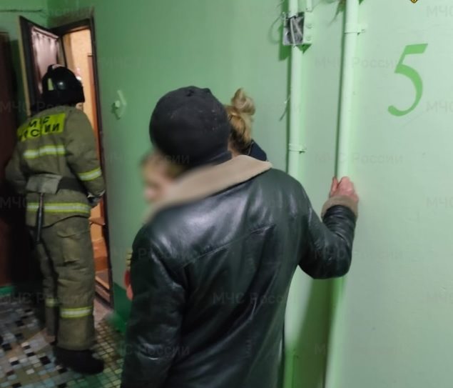 Ульяновские спасатели не дали мужчине сорваться вниз с пятого этажа многоквартирного дома
