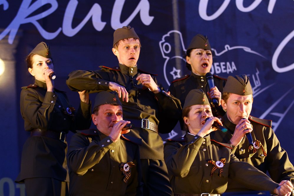Споемте вместе хором. Споем вместе. Москва поет песни Победы. Споёмте вместе. Музыкальная гостиная на 9 мая споёмте друзья.