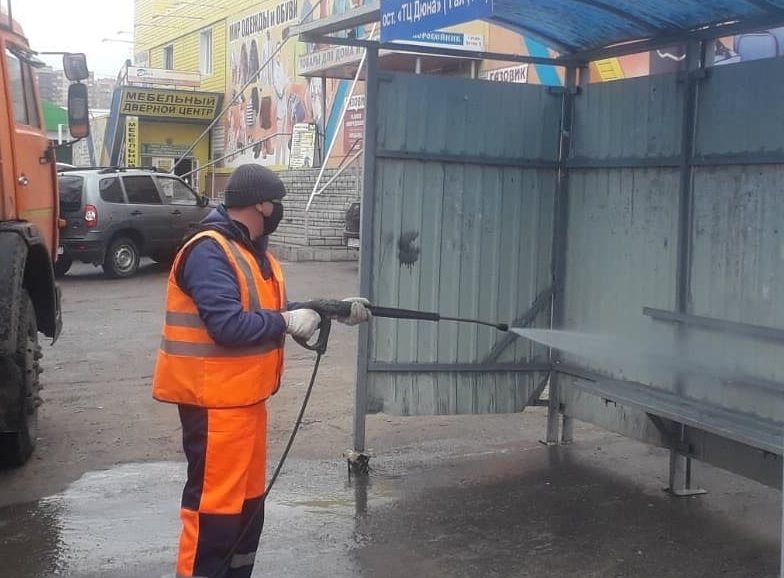 В трёх районах Ульяновска дорожные службы проводят санитарную обработку остановок