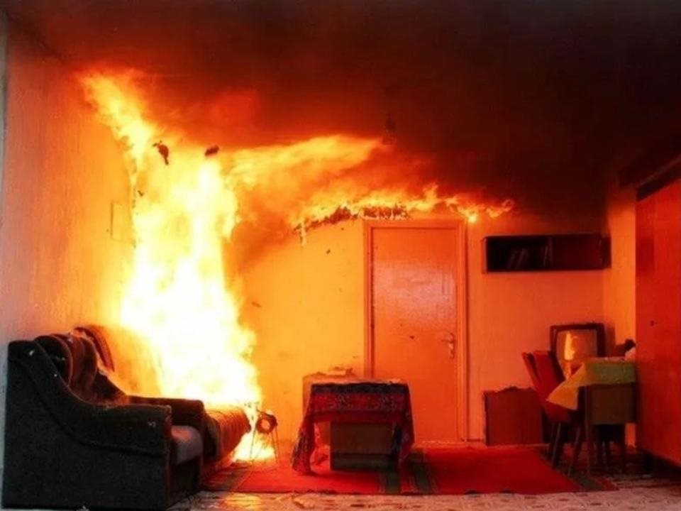 На Гончарова из горящей квартиры спасли четыре человека