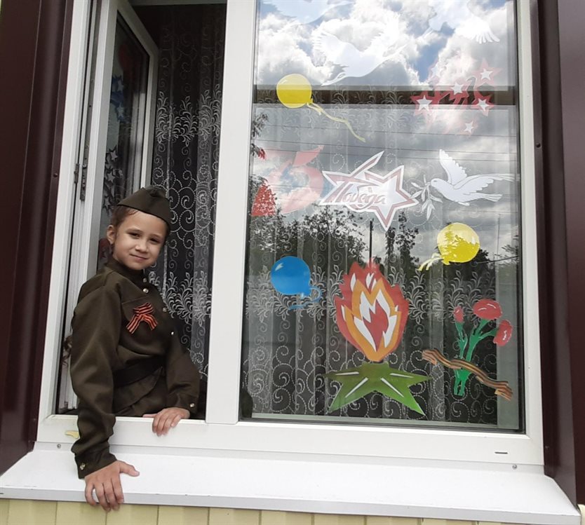 Сотни семей Ульяновска поддержали акцию «Окна Победы»