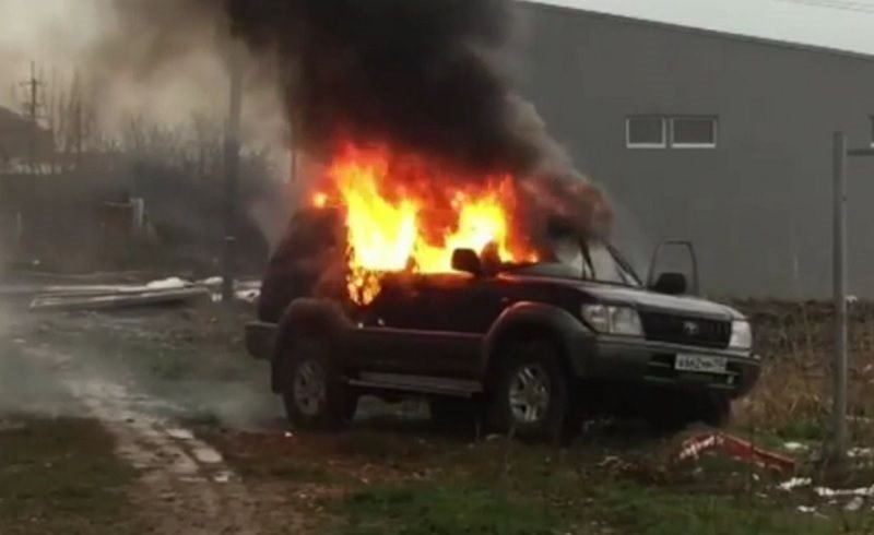 В Ульяновске сгорел автомобиль «Тойота Лэнд Крузер 200»