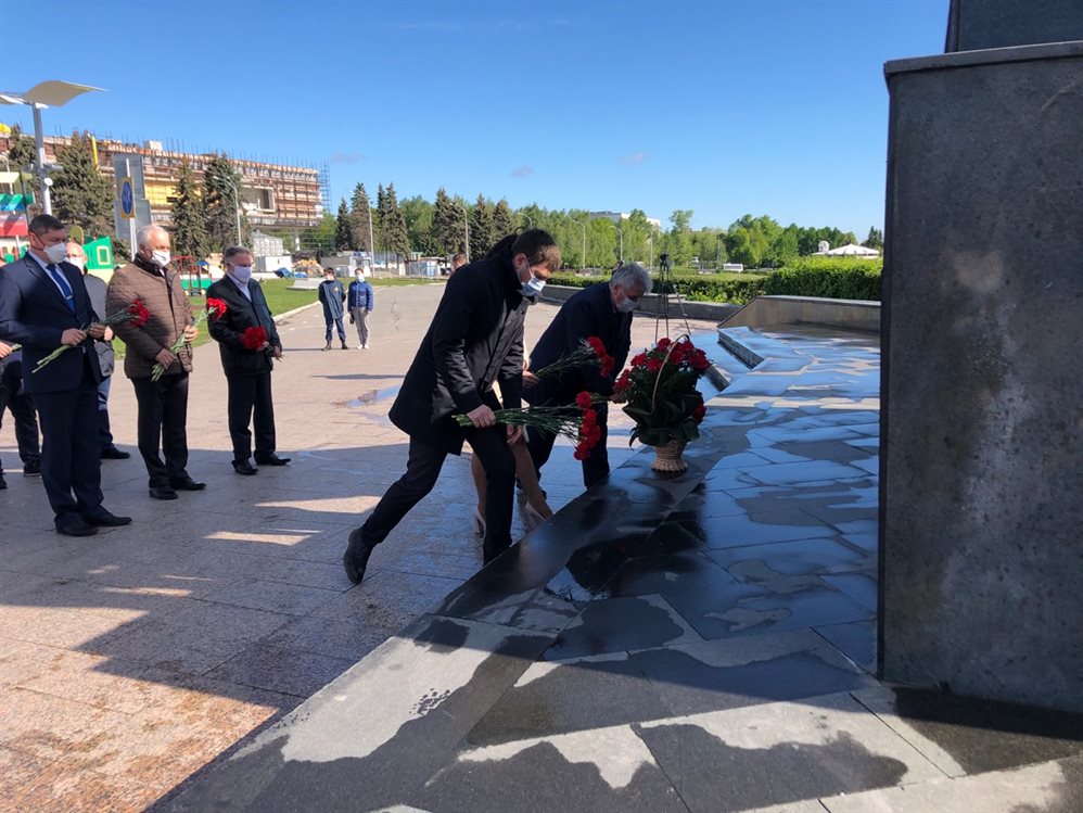 В Ульяновске возложил цветы к памятнику основателя Симбирска Богдана Хитрово