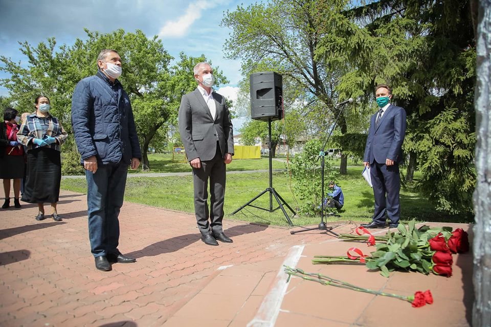 Сергей Морозов возложил цветы к памятнику Богдана Хитрово в Карсунском районе