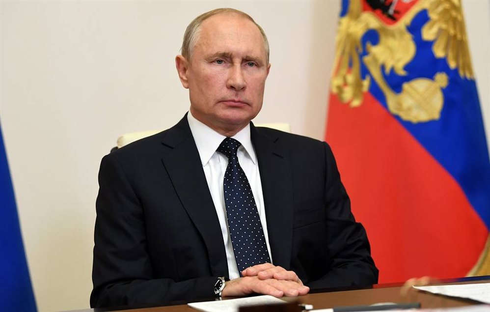 «Не нужно ни на кого ничего перекладывать». Путин раскритиковал правительство за неразбериху с выплатами медикам