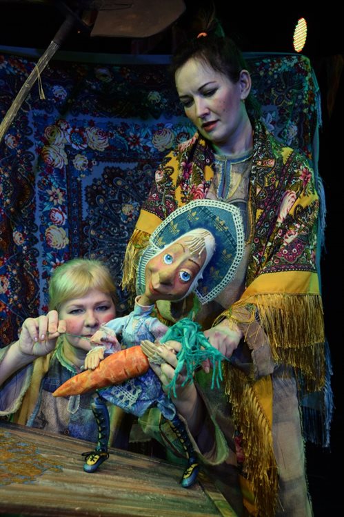 Сказка по телефону. Димитровгреадские артисты театра кукол звонят юным зрителям