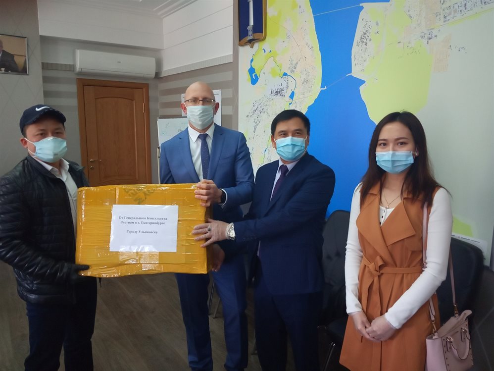 Генконсульство Вьетнама в Екатеринбурге передало ульяновцам партию масок