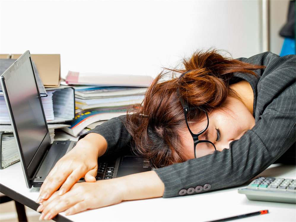 26 апреля рабочий день. Усталость. Уставший в офисе. Уставшая женщина.