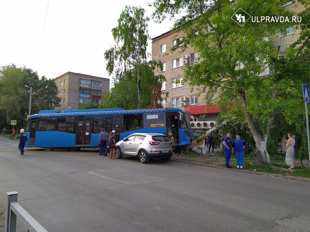 На перекрестке улиц Радищева и Тимирязева трамвай вылетел с рельсов и врезался в дерево
