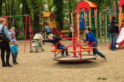 Детские площадки обновляют в пригородных сёлах Ульяновска