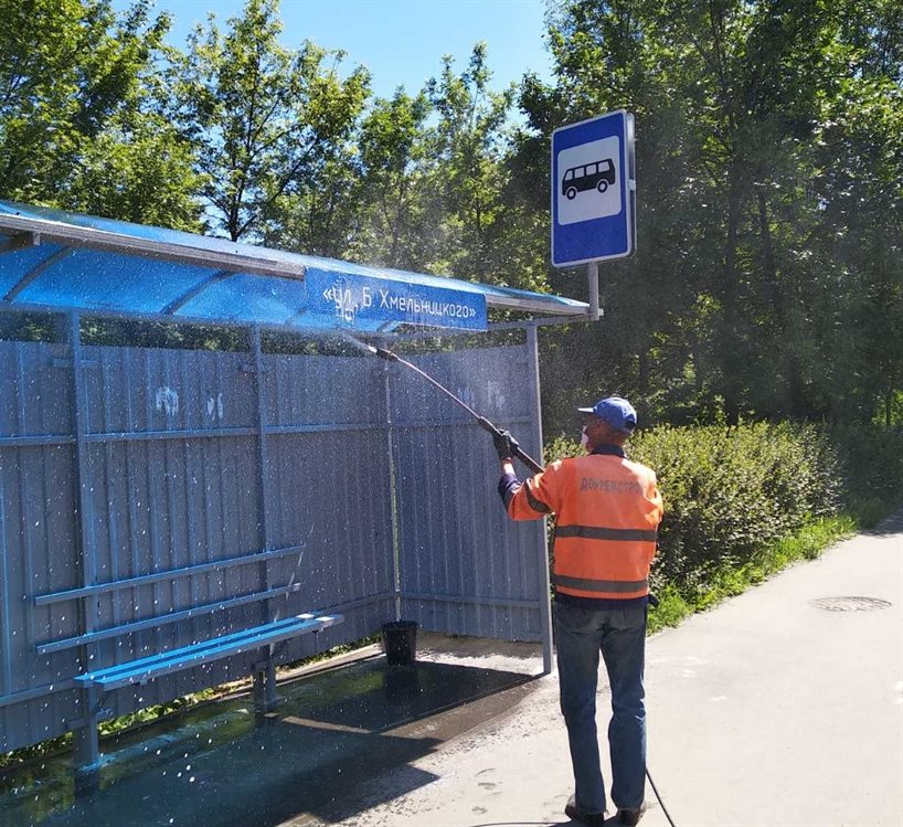 В Ульяновске дезинфицируют остановочные павильоны