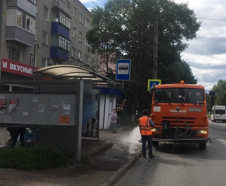 На 37 улицах Ульяновска дезинфицируют остановки