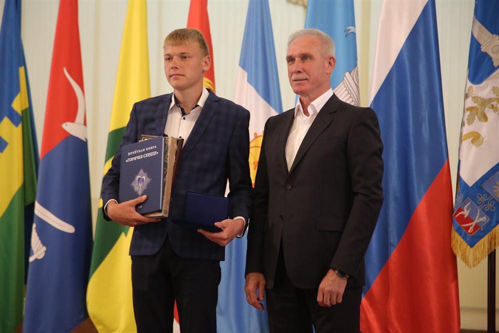 Сергей Морозов наградил подростка за спасение двоих детей на пожаре