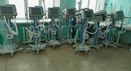 В ковидный госпиталь ЦК МЧС поступили 57 аппаратов искусственной вентиляции легких