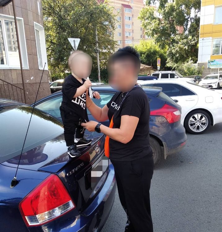 В центре Ульяновска в машине оказался запертым семимесячный малыш