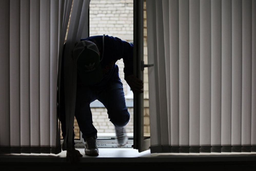 Ульяновец залез в открытое окно квартиры и украл микроволновку