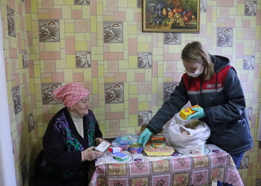 Пожилым ульяновцам с доставкой продуктов и медикаментов помогут соцработники