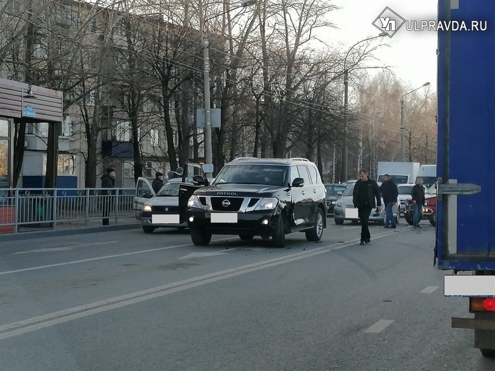 На улице Ефремова столкнулись пять автомобилей