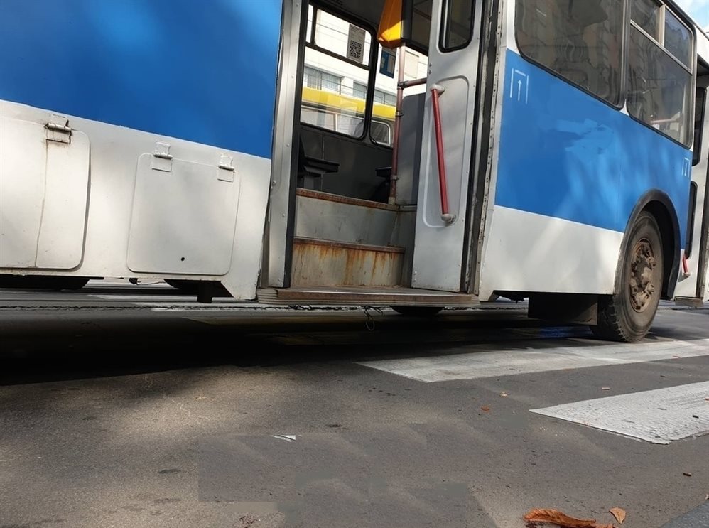 На проспекте Созидателей микроавтобус протаранил троллейбус