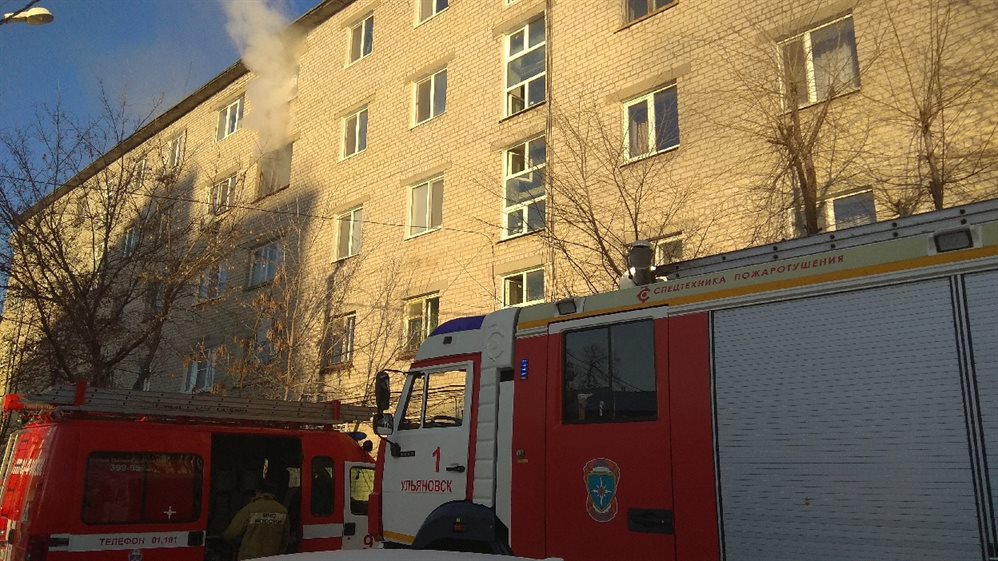 На севере Ульяновска загорелась квартира. 17 человек эвакуировали, одного спасли