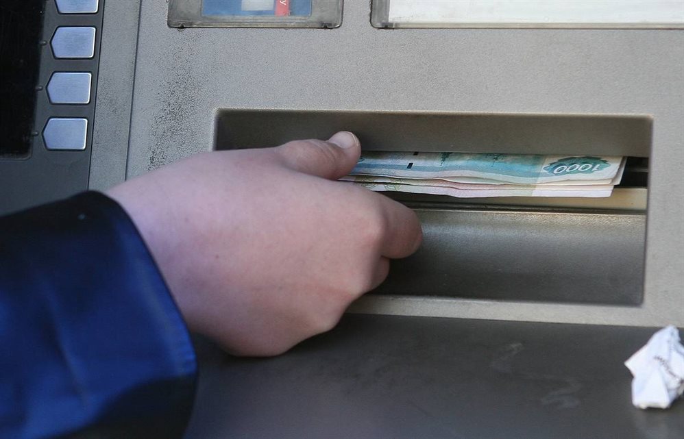 Молодой ульяновец забыл в банкомате 108 тысяч рублей. Его нерасторопностью воспользовался другой горожанин