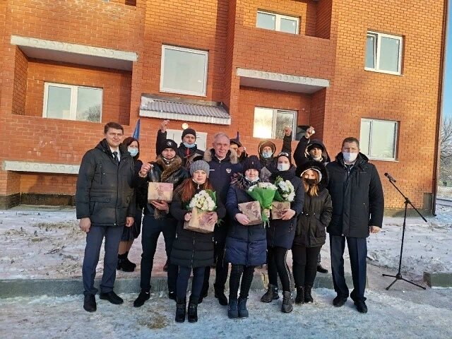 Губернатор вручил ключи от квартир детям-сиротам Николаевского района