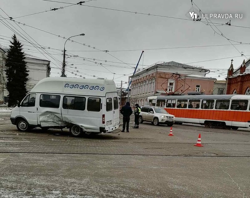 В центре Ульяновска столкнулись маршрутка и иномарка
