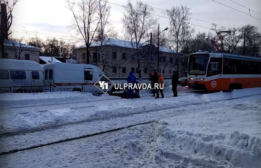 Случай в локомотивном. Остановка трамвая Винновская роща Ульяновск. Авария с трамваем на локомотивной Ульяновск 4. 10.2021. Паровоз на остановке трамвая Винновская роща Ульяновск. Трагедия на улице Локомотивная.