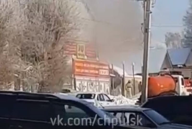 На улице Урицкого горит офисное здание