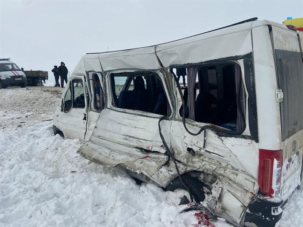 На трассе «Самара – Ульяновск» микроавтобус с пассажирами попал в смертельную аварию