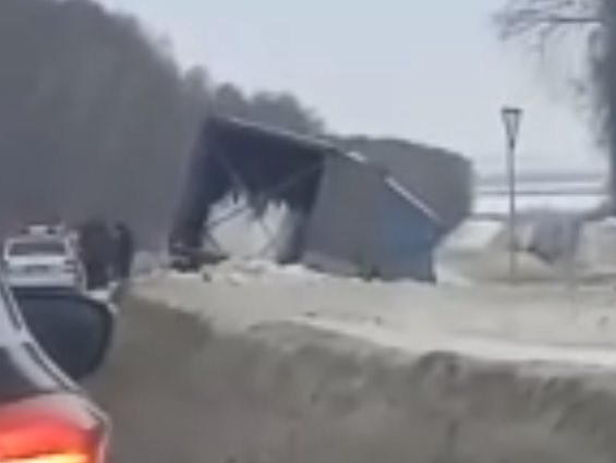 На Сельдинском шоссе грузовик с прицепом «ушёл» в кювет