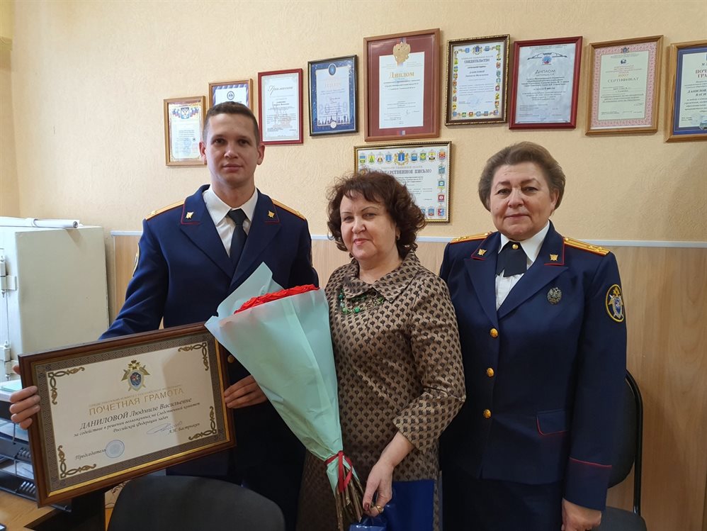 Директору школы № 15 Ульяновска вручили почётную грамоту Председателя Следственного комитета