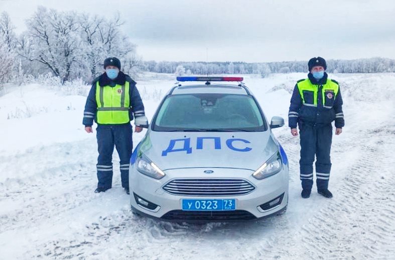 Ульяновские инспекторы помогли замерзающим на дороге автолюбительнице и двум детям